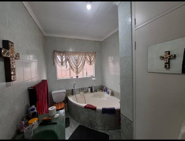 4 BEDROOM HOUSE FOR SALE IN SINOVILLE